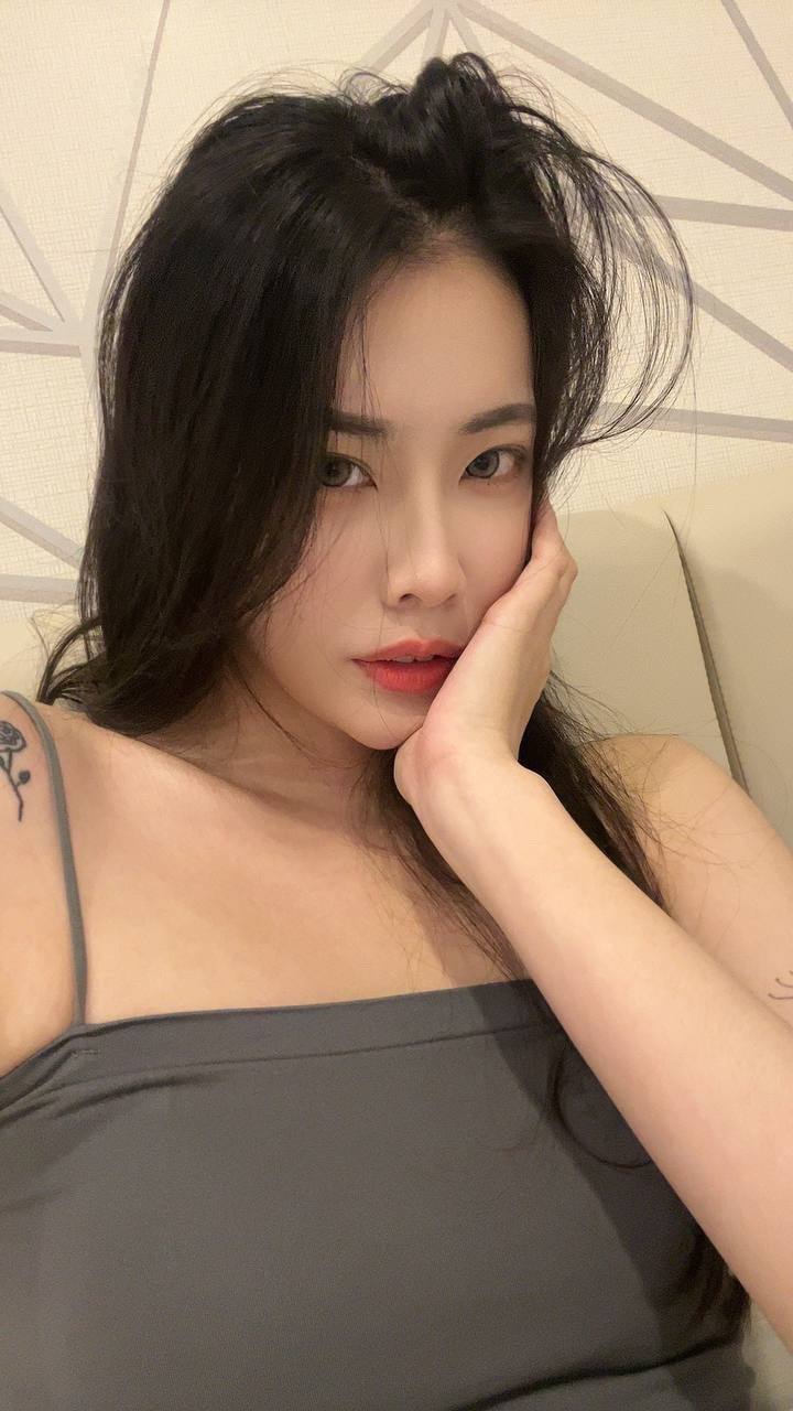A netizen submitted a story about a stunning neighbor who works at a bank,