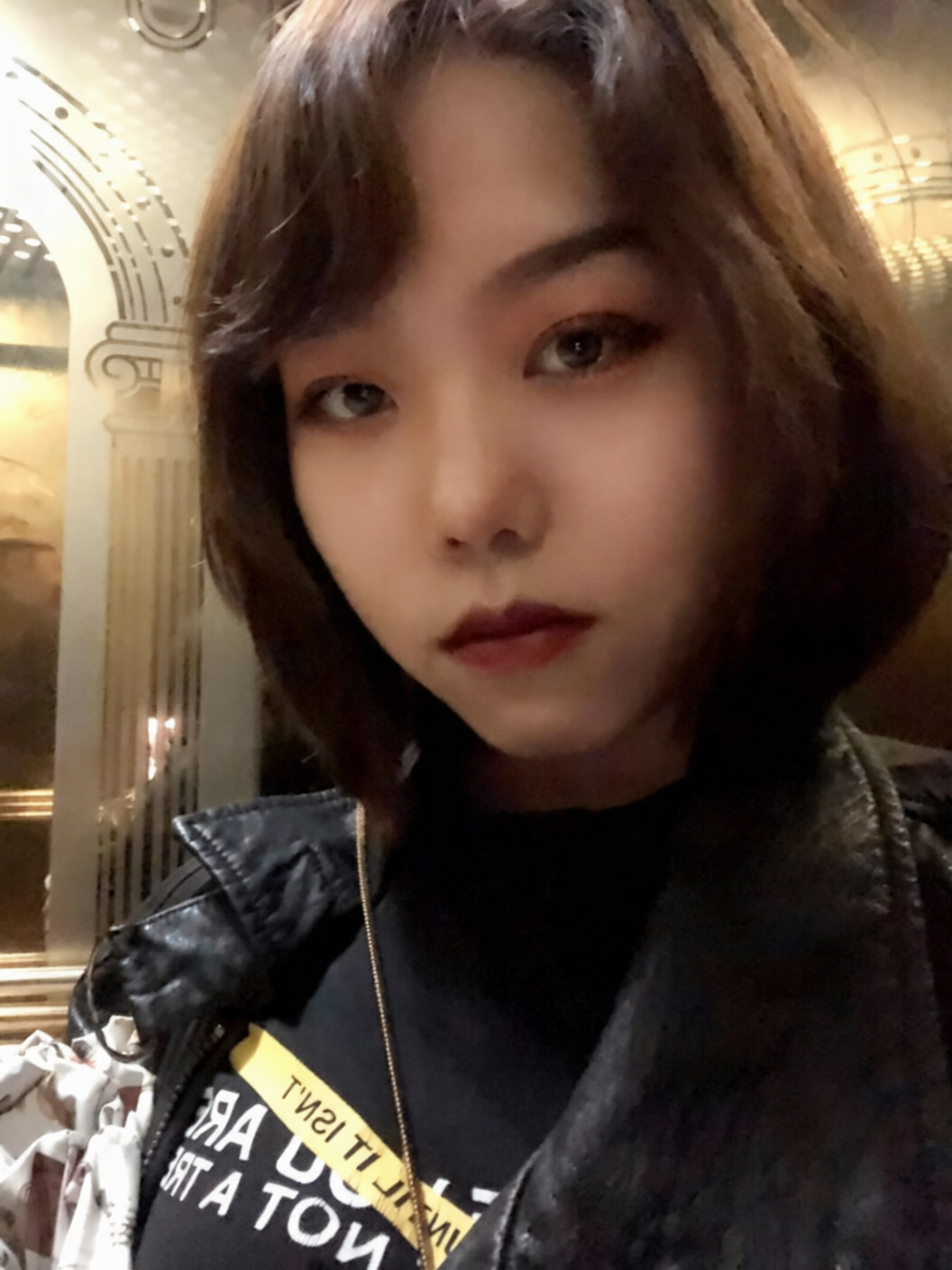 Contrast Nanjing Skillful Short Hairstyle Young Woman Black Silk Foot Punching