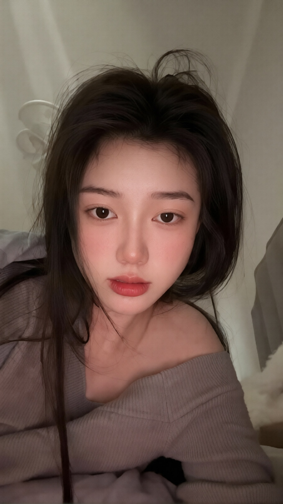 Contrast High Face Value Contrast Girlfriend shows her face and snaps a selfie,